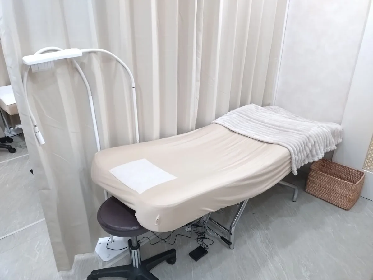 LashRush 布施店の店内｜ゆったりベット◎[布施/アイブロウ/まゆ毛]